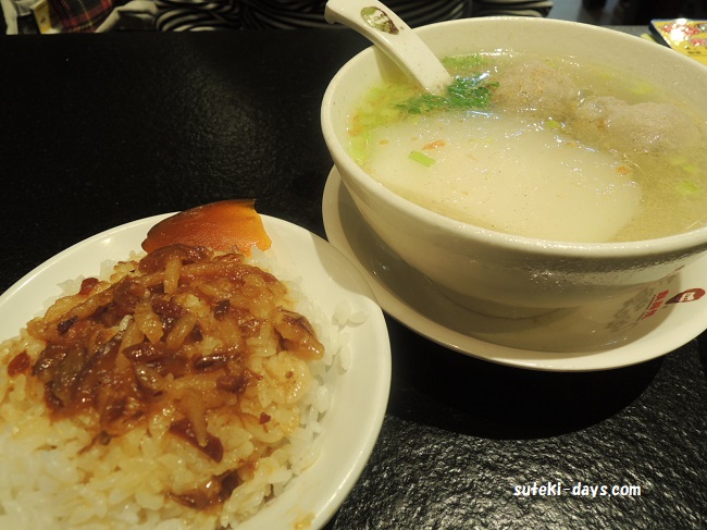 鬍鬚張魯肉飯（ひげちょう　るうろうはん）-スープ貢丸湯